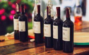 Padovanoti vyną atrodo paprasta, tačiau būtent čia žmonės klysta dažniausiai: someljė atskleidė svarbiausias taisykles