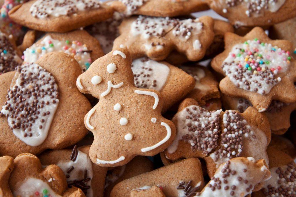 Pakanka vos keturių šaukštų: šis kvapas per kelias minutes namams suteiks šventinę nuotaiką. Kalėdinių kepinių aromatas