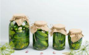 Pamatėte apnašas raugintų agurkų stiklainio paviršiuje? Padėkite šakutę – kai kuriais atvejais jų geriau nevalgyti