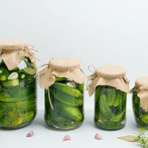 Pamatėte apnašas raugintų agurkų stiklainio paviršiuje? Padėkite šakutę – kai kuriais atvejais jų geriau nevalgyti