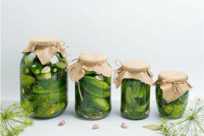 Pamatėte apnašas raugintų agurkų stiklainio paviršiuje? Padėkite šakutę – kai kuriais atvejais jų geriau nevalgyti