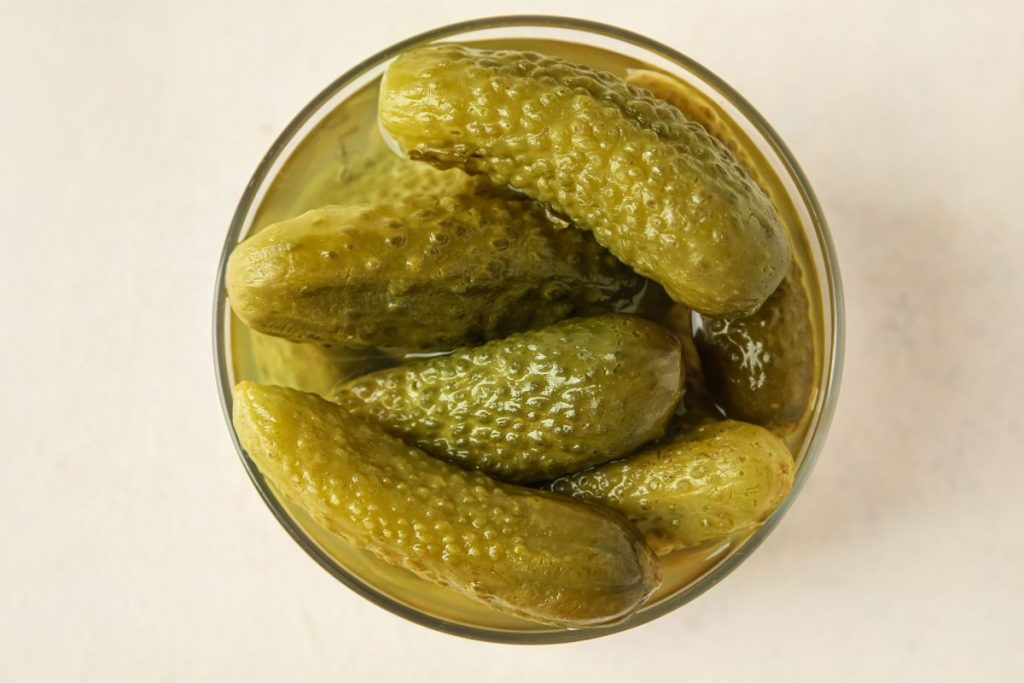 Pamatėte apnašas raugintų agurkų stiklainio paviršiuje? Padėkite šakutę – kai kuriais atvejais jų geriau nevalgyti. Kodėl verta valgyti raugintus agurkus