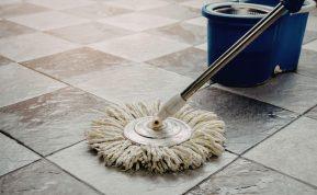 Pamirškite skystą grindų ploviklį. Yra geresnė plytelių valymo priemonė!