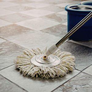 Pamirškite skystą grindų ploviklį. Yra geresnė plytelių valymo priemonė!