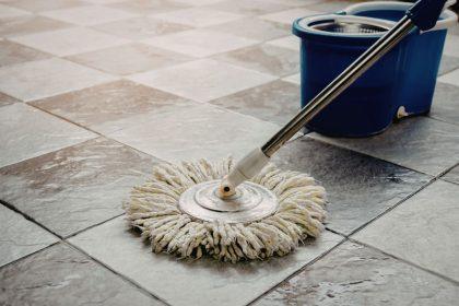 Pamirškite skystą grindų ploviklį. Yra geresnė plytelių valymo priemonė!