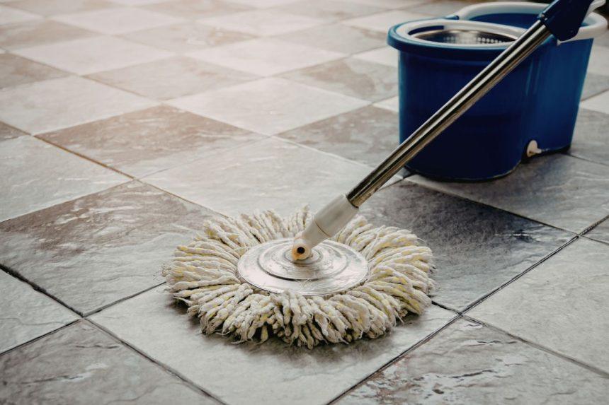 Pamirškite skystą grindų ploviklį. Yra geresnė plytelių valymo priemonė!