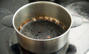 Paprasta gudrybė, kaip išvalyti pridegusius puodus ir keptuves! Riebalai ir prikepę nešvarumai išnyks!