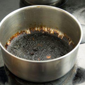 Paprasta gudrybė, kaip išvalyti pridegusius puodus ir keptuves! Riebalai ir prikepę nešvarumai išnyks!