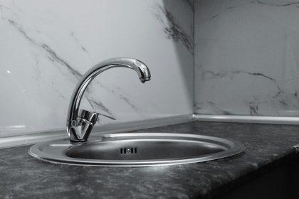 Paprasta gudrybė, kuris padės atkimšti kriauklę: tereikia vieno ingrediento, kurį tikrai rasite savo namuose