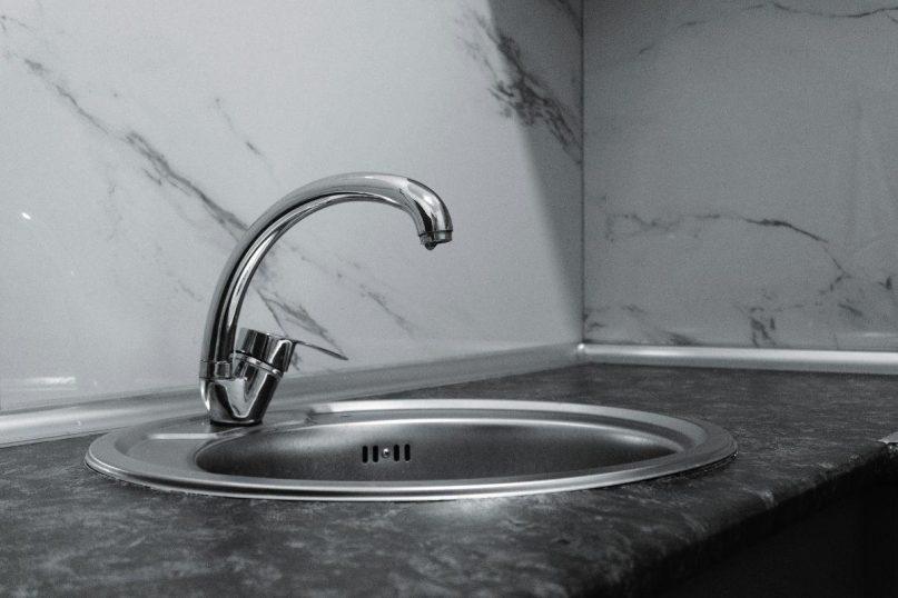 Paprasta gudrybė, kuris padės atkimšti kriauklę: tereikia vieno ingrediento, kurį tikrai rasite savo namuose