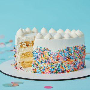 Paprasta gudrybė padės lengvai supjaustyti bet kokį tortą! Gabalėliai bus lygūs kaip niekada anksčiau