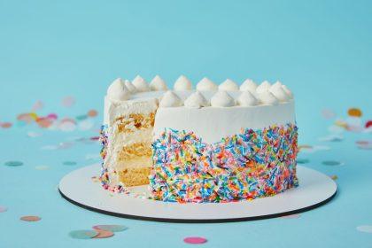 Paprasta gudrybė padės lengvai supjaustyti bet kokį tortą! Gabalėliai bus lygūs kaip niekada anksčiau