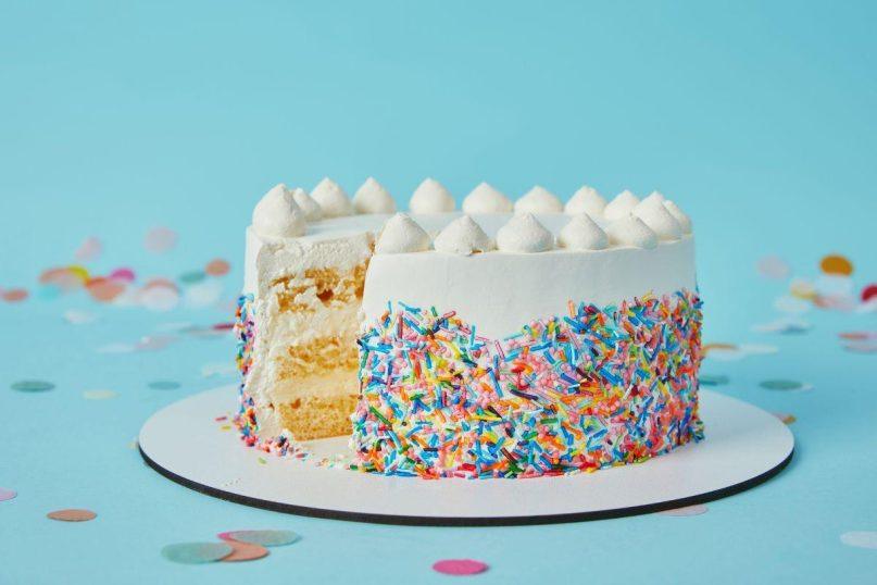 Paprasta gudrybė padės lengvai supjaustyti bet kokį tortą! Gabalėliai bus lygūs kaip niekada anksčiau