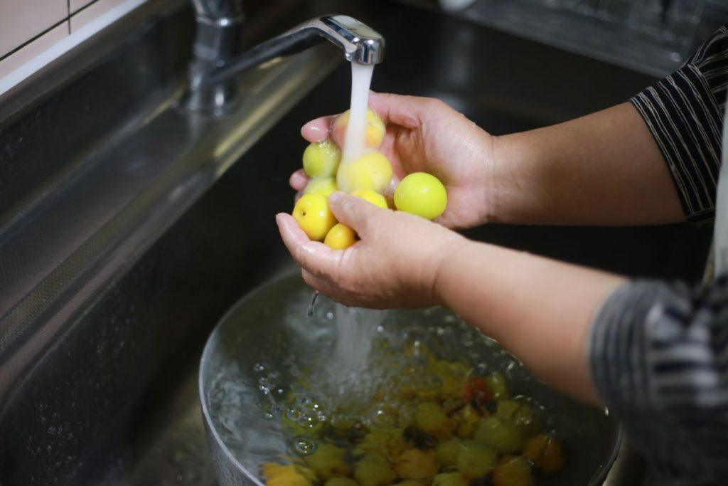 paprastas būdas, kuris per kelias minutes pašalina didžiąją dalį chemijos nuo vaisių ir daržovių. Kruopštus plovimas