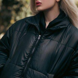 Paprastas būdas nuvalyti pūkinės striukės apykaklę jos neskalbiant.