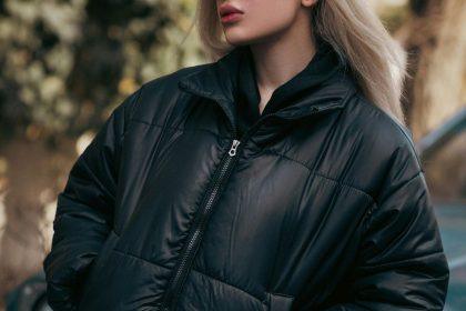 Paprastas būdas nuvalyti pūkinės striukės apykaklę jos neskalbiant.