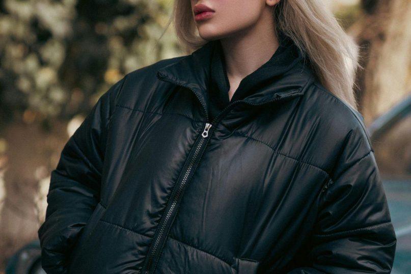 Paprastas būdas nuvalyti pūkinės striukės apykaklę jos neskalbiant.