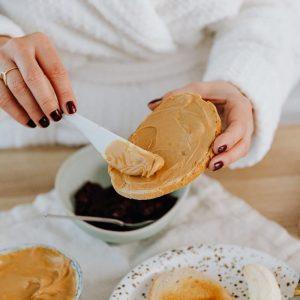 Pasak dietologų, šis sviestas yra klaidingai nuvertintas: kokia nauda po juo slepiasi