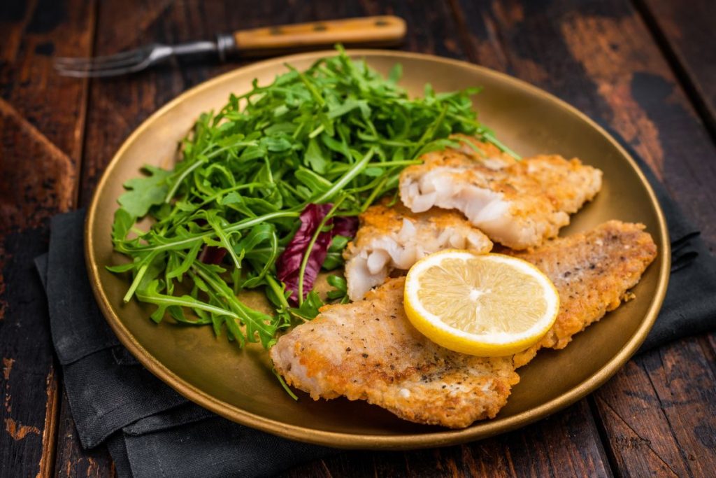 Pasaulis ja mėgaujasi kasdien, o lietuviai dar tik atranda: ši žuvis gali tapti tikru Kūčių stalo atradimu. Juodadėmė menkė saugus pasirinkimas