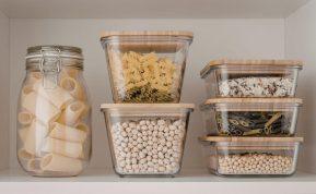 Pasigaminkite šį spintelių valymo mišinį ir kandys jų vengs!