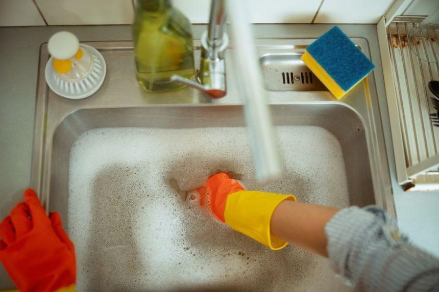 Pasiimkite tai iš vyro įrankių dėžės: užsikimšusi kriauklė ar vonia atsikimš per kelias minutes