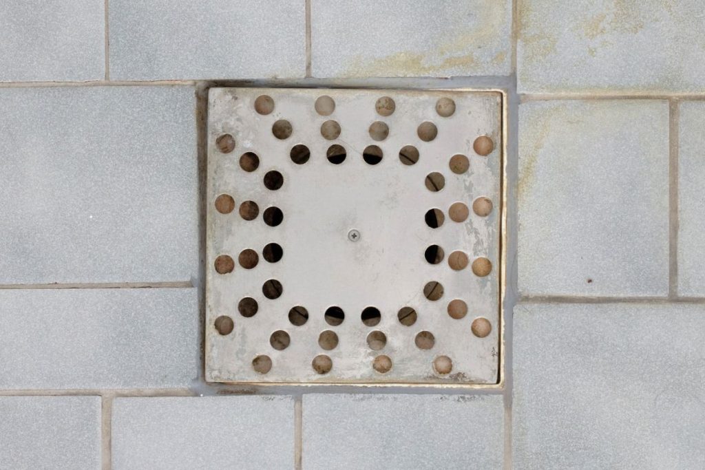 Pasiimkite tai iš vyro įrankių dėžės: užsikimšusi kriauklė ar vonia atsikimš per kelias minutes. Kodėl užsikemša?