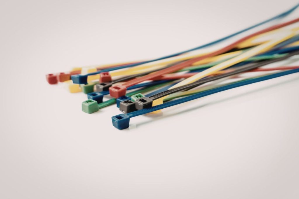 Pasiimkite tai iš vyro įrankių dėžės: užsikimšusi kriauklė ar vonia atsikimš per kelias minutes. Plastikinio dirželio veikimas