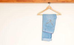 Pasinaudokite paprastu patarimu ir kelnės, nuėmus jas nuo pakabos, nebeturės tokių raukšlių