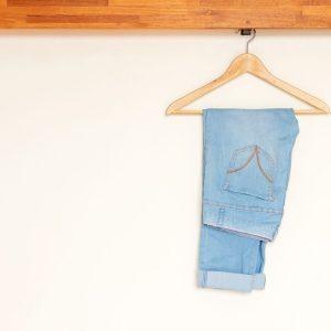 Pasinaudokite paprastu patarimu ir kelnės, nuėmus jas nuo pakabos, nebeturės tokių raukšlių