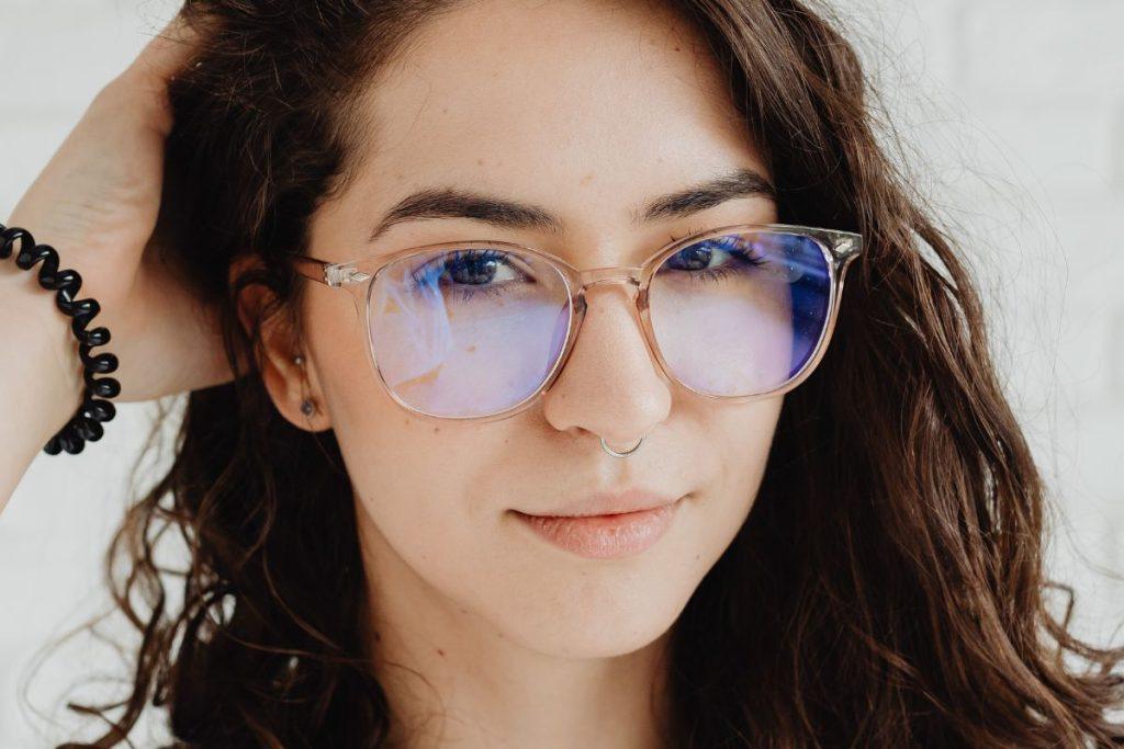 Pasirodo, žmonės nešiojantys akinius iš tikrųjų protingesni nei visi kiti! Tyrimų rezultatai ir genetiniai ryšiai