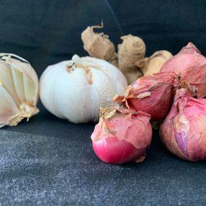 Paslaptingos svogūnų ir česnakų savybės, kurios gali nustebinti: ką reikėtų žinoti šaltuoju sezonu