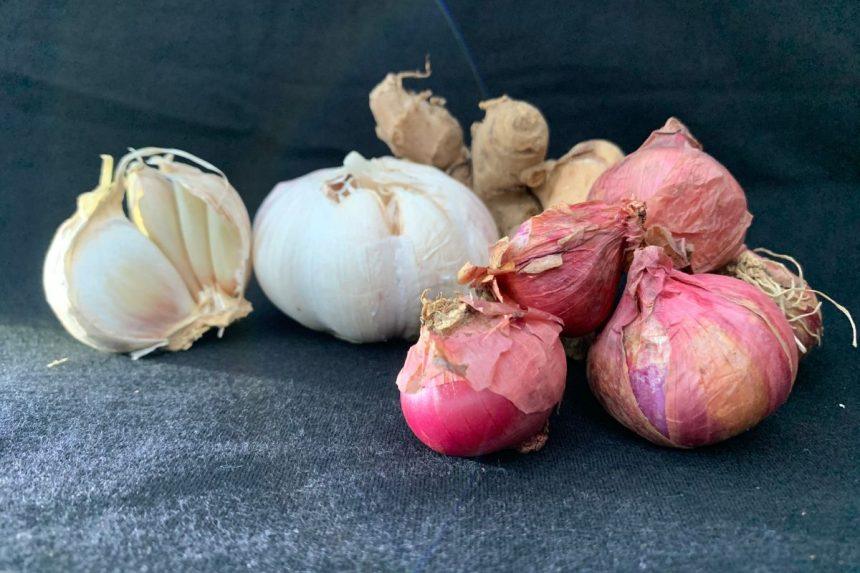Paslaptingos svogūnų ir česnakų savybės, kurios gali nustebinti: ką reikėtų žinoti šaltuoju sezonu
