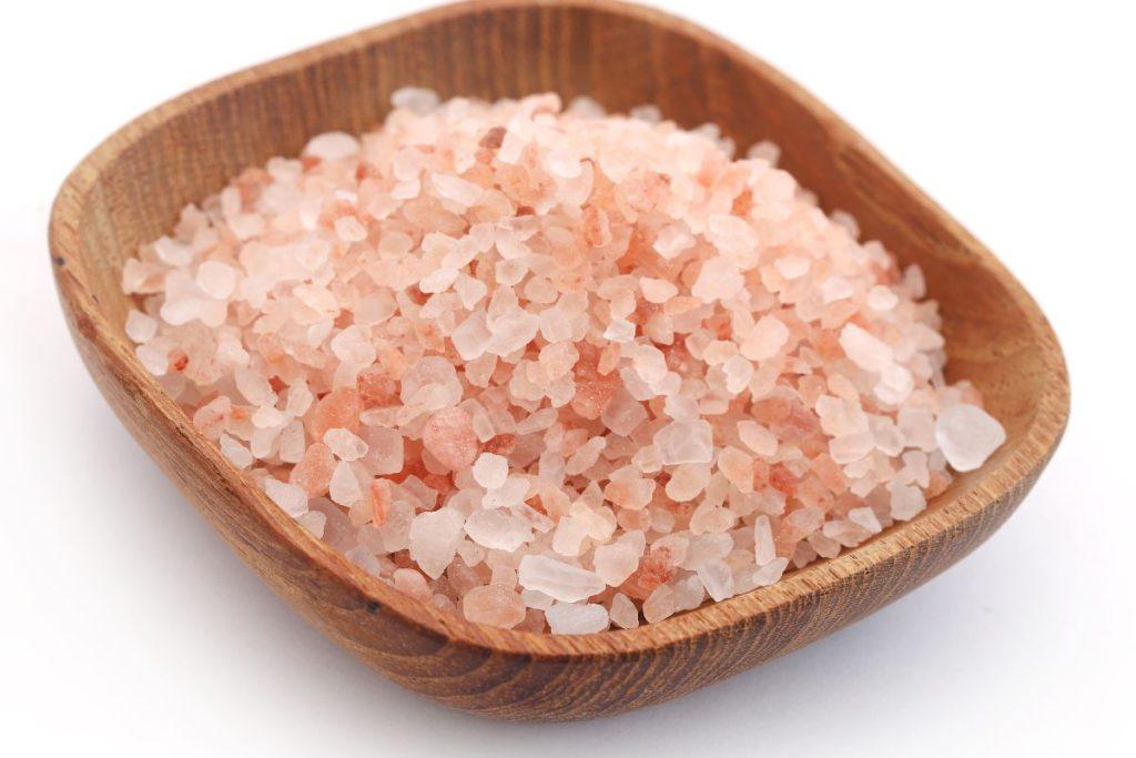 Pastatė dubenėlį prie lango – po kelių dienų drėgmės ir pelėsio neliko: paprastas triukas, apie kurį daugelis nė nepagalvoja. Dubenėlis su druska drėgmei sugerti