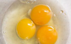 Pastebėjote raudoną dėmelę kiaušinyje? Ar tokį kiaušinį tikrai galima vartoti?