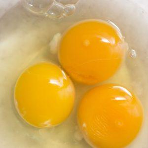 Pastebėjote raudoną dėmelę kiaušinyje? Ar tokį kiaušinį tikrai galima vartoti?