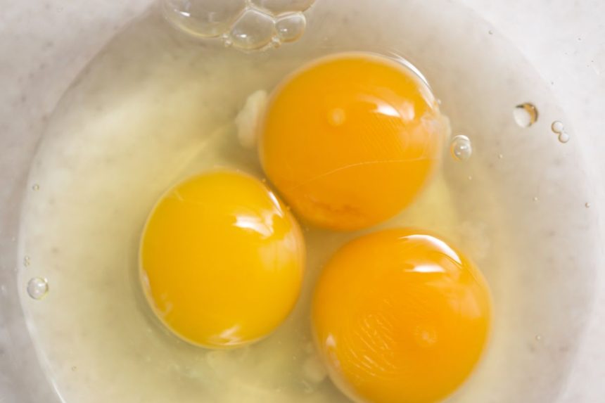 Pastebėjote raudoną dėmelę kiaušinyje? Ar tokį kiaušinį tikrai galima vartoti?