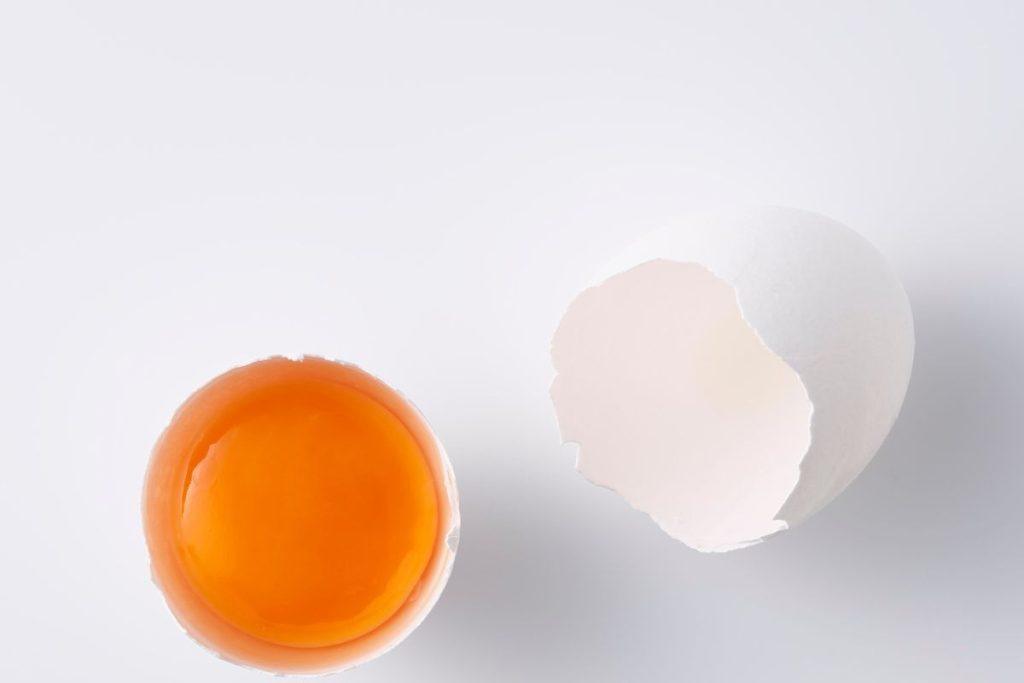 Pastebėjote raudoną dėmelę kiaušinyje? Ar tokį kiaušinį tikrai galima vartoti? Kas iš tiesų kiaušinyje yra raudona dėmelė