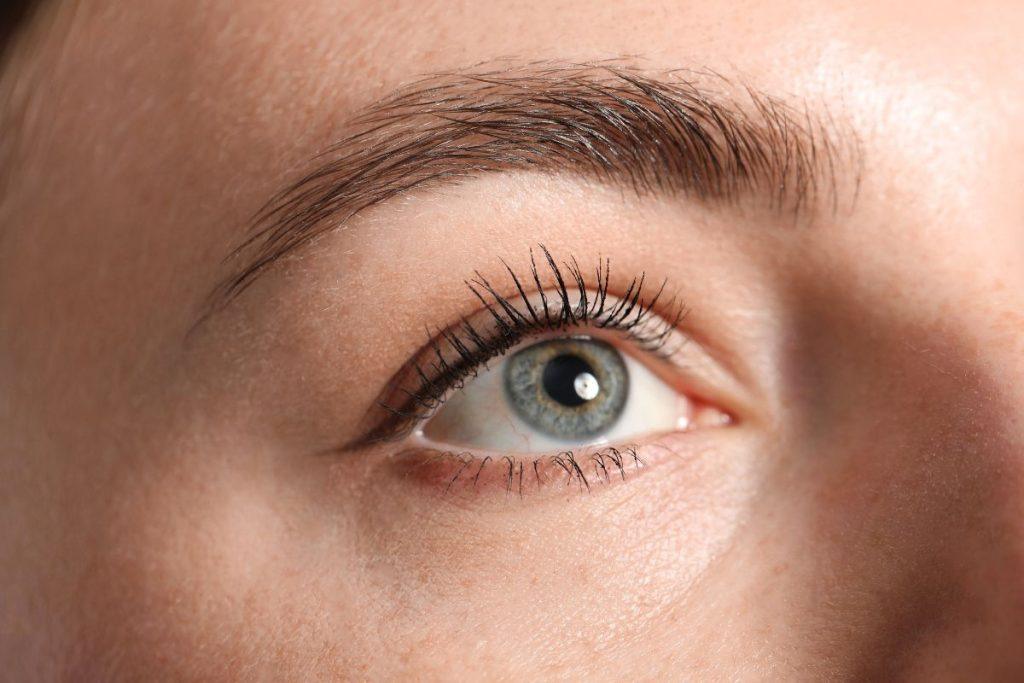 Patarimai kaip naudoti ricinos aliejų plaukams, blakstienoms ir antakiams geresniam rezultatui. Antakiams ir blakstienoms