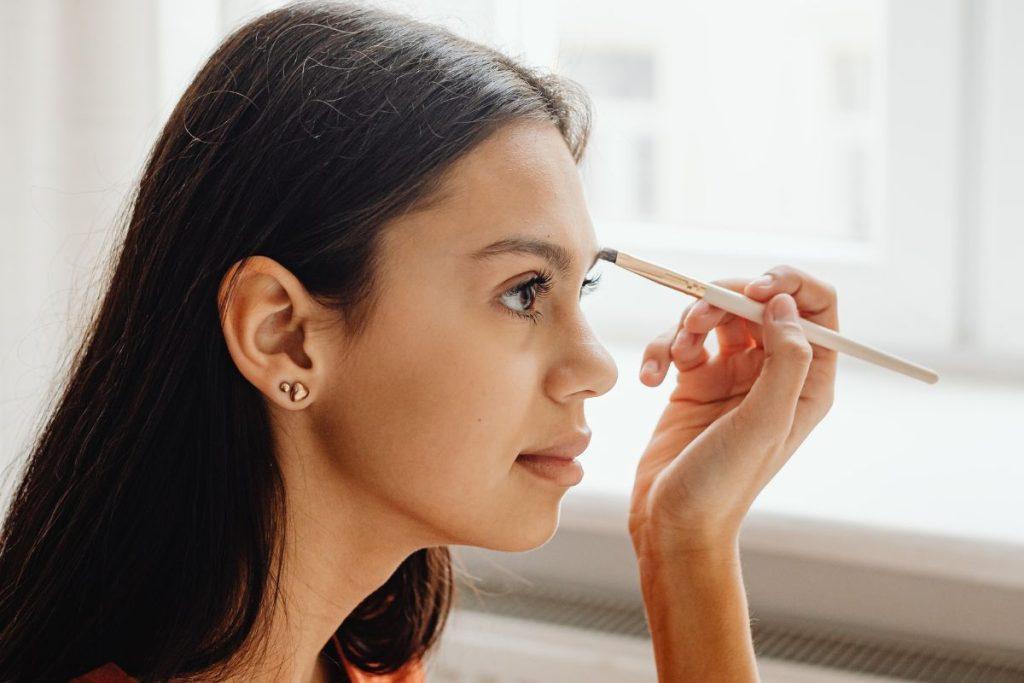 Patarimai kaip naudoti ricinos aliejų plaukams, blakstienoms ir antakiams geresniam rezultatui. Papildoma priežiūra