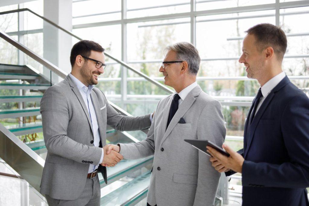 Patarimai, kaip pagerinti asmeninį gyvenimą savimi nepasitikinčiam vyrui. Išvaizdos pakeitimas