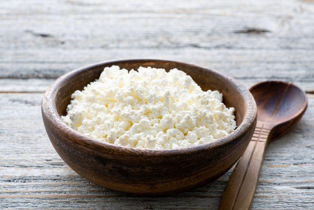 Per daug drėgna varškė gaminant varškėčius