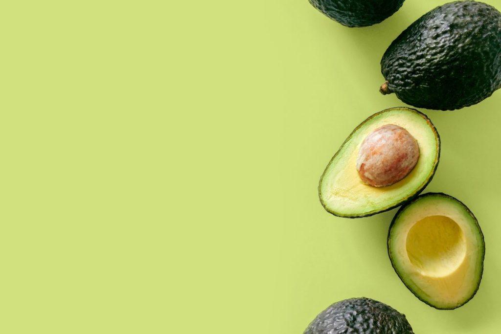 Per dažnai šis produktas atsiduria šiukšliadėžėje: išdžiovinkite, sutarkuokite ir stebėkite kaip augalai atsigauna. Kaip teisingai naudoti avokado kauliuko trąšą