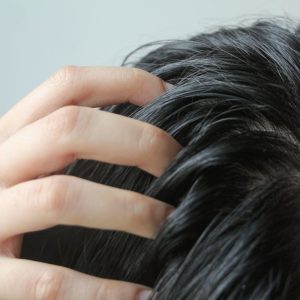 Plauni kasdien, o plaukai riebaluoti po kelių valandų? Šios klaidos gali viską sugadinti