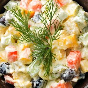 Prancūziškos salotos su ananasais. Gaivus receptas, kuris sužavės svečius per Kalėdas