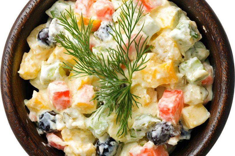 Prancūziškos salotos su ananasais. Gaivus receptas, kuris sužavės svečius per Kalėdas