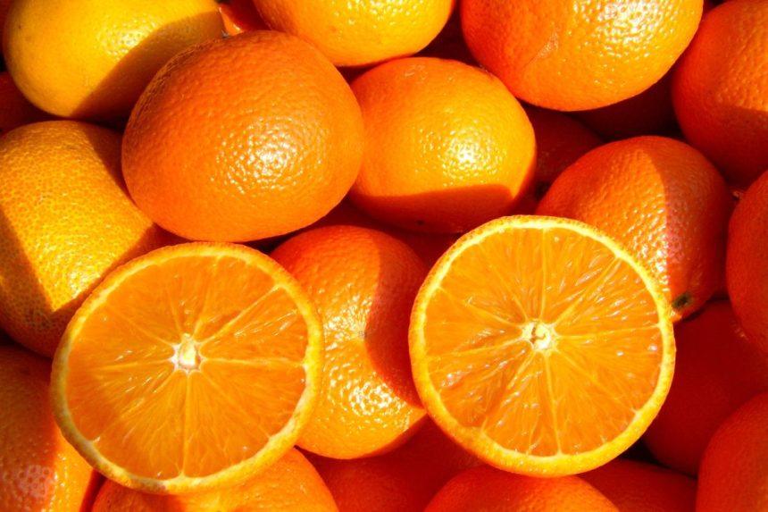 Prieš lupdami apelsinus visada juos įdėkite į mikrobangų krosnelę