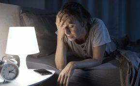 Priežastis, kodėl moterims po 45 metų prasideda nemiga: gydytojai įspėja, kad kaltas ne stresas