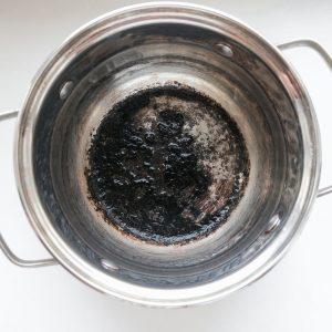 Puodai vėl bus kaip nauji: paprastas triukas, kaip juos išvalyti taip, kad jie būtų tarsi nenaudoti!