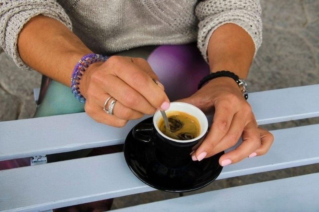 Pusė arbatinio šaukštelio į kavą – ir atsisveikinsite su problema, apie kurią nemalonu kalbėti garsiai. Kava daugiau nei stimuliuojantis gėrimas