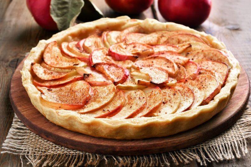 Pyragas su obuoliais ir marcipanu - puikus receptas šventei